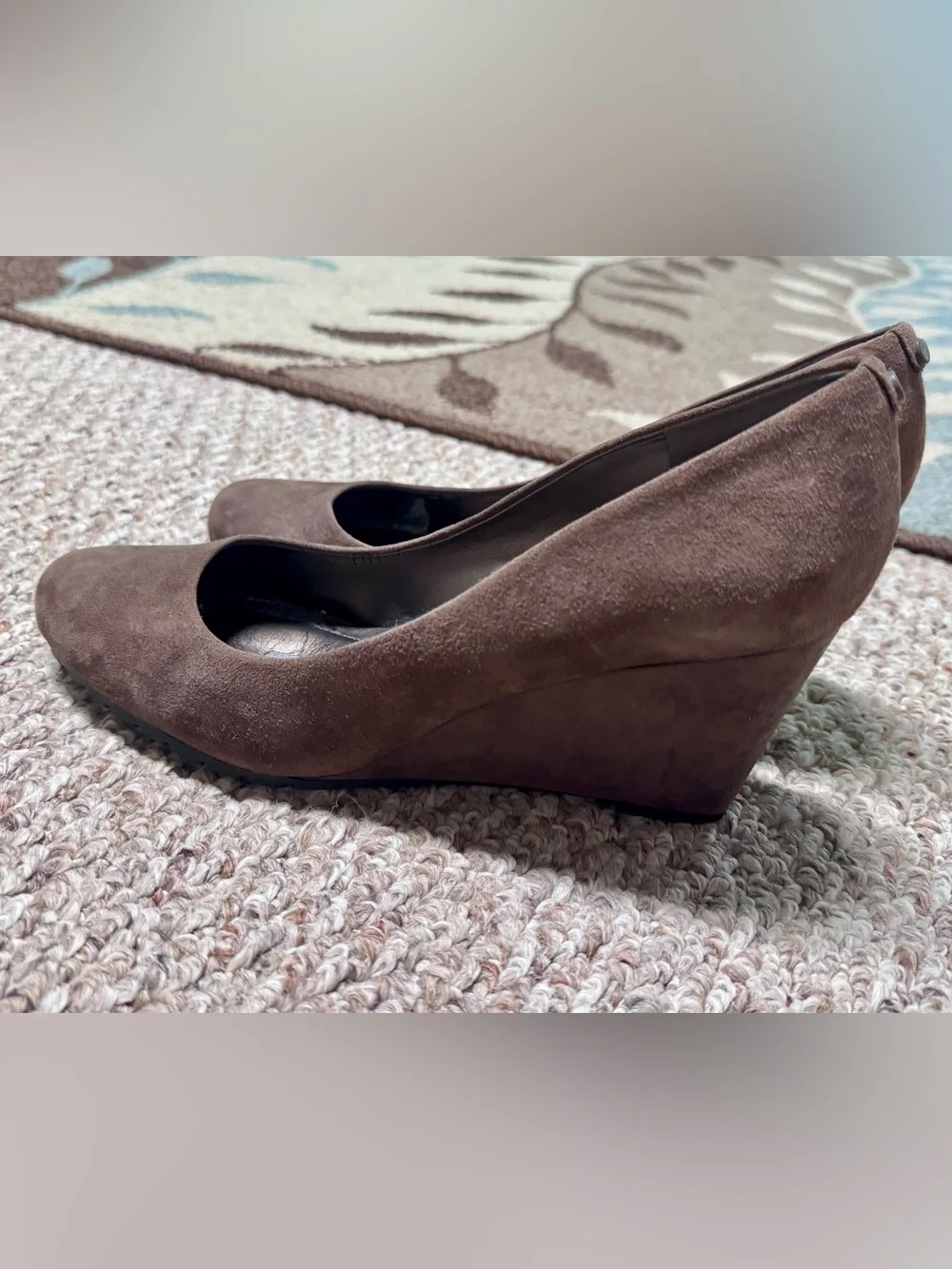 Easy Spirit Taupe Suede Round-Toe Wedge Heels – Women’s Size 10